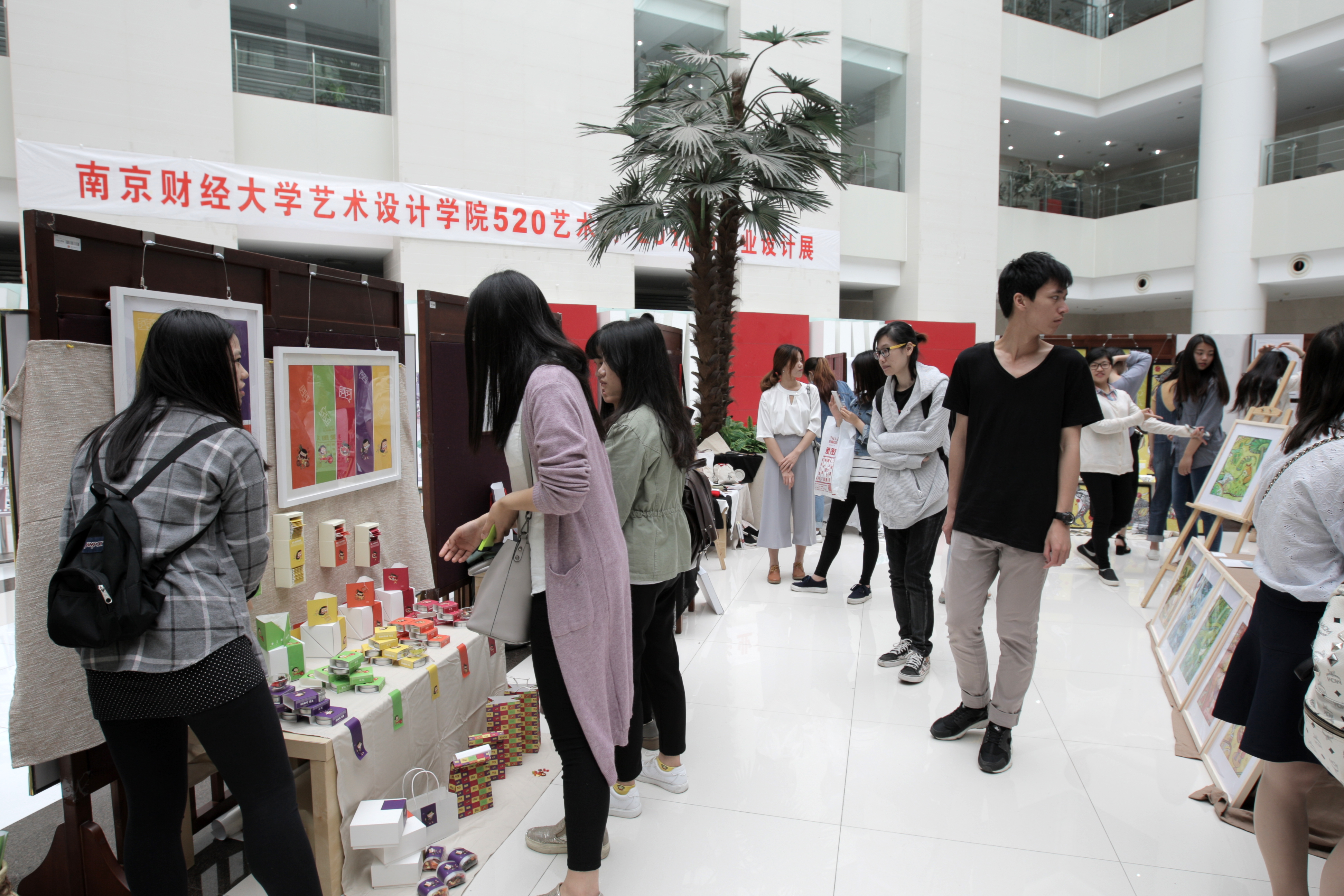 员工参加展览.jpg